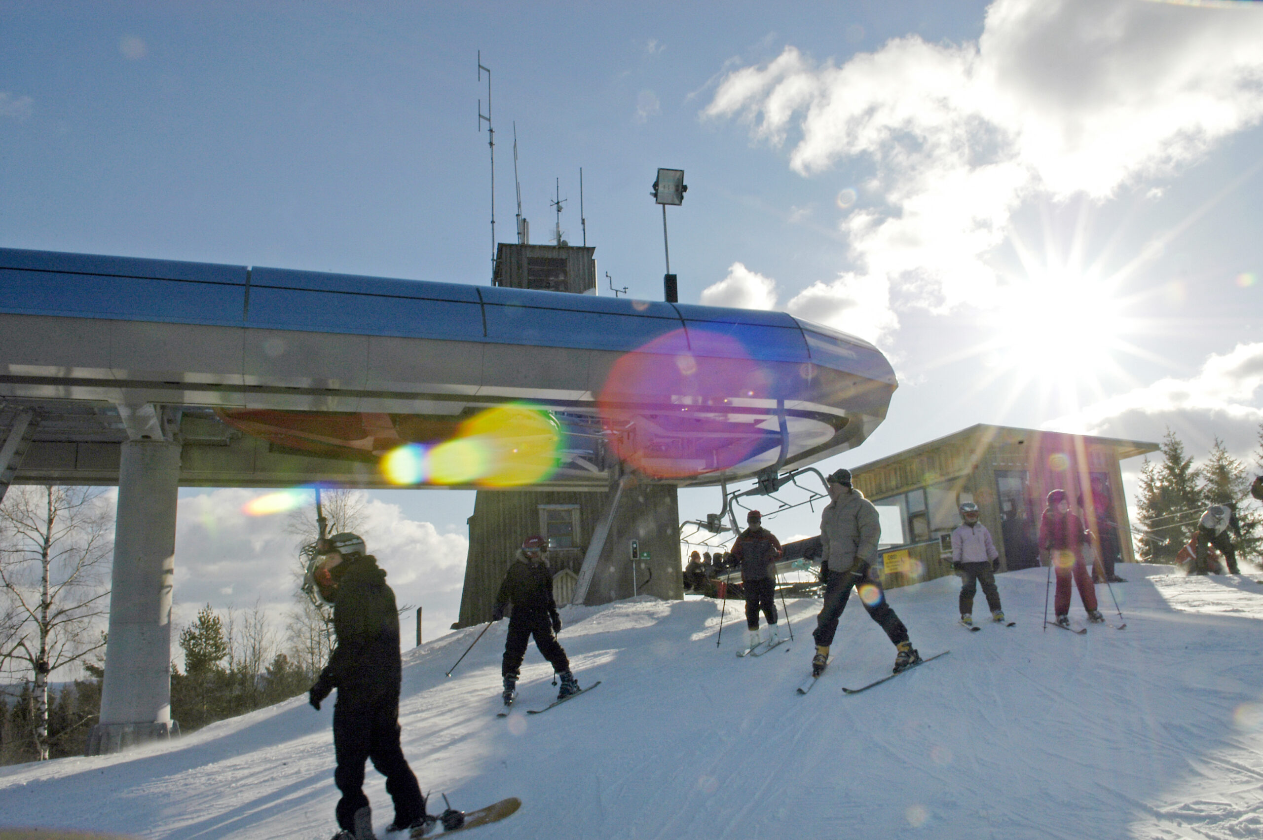 Skidåkare som hoppat av sex-stolsliften på toppen av Isaberg