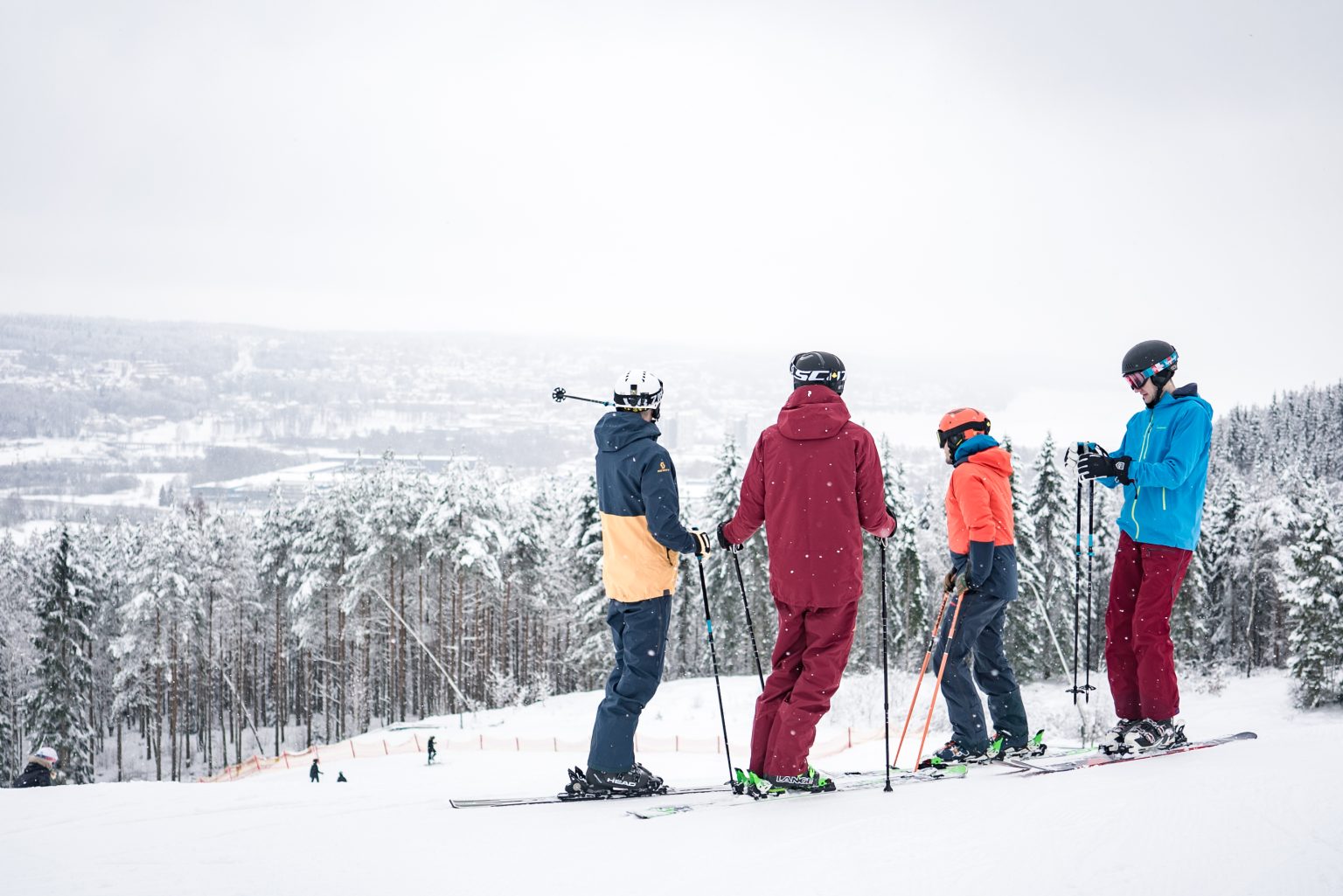 Fyra personer på skidor som blickar ut från toppen på skidanläggningen i Ulricehamn