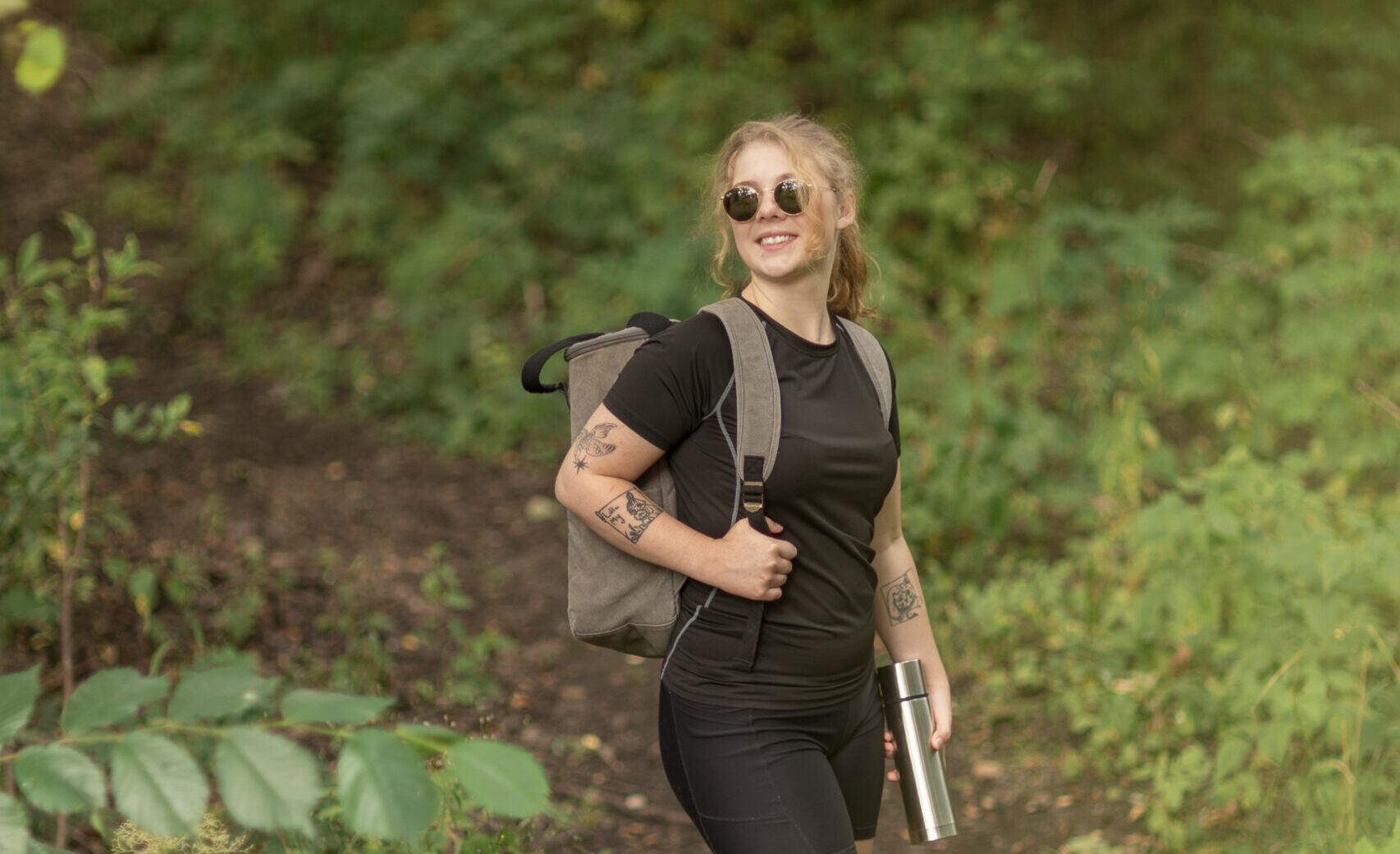 Tjej som vandrar på Golfbaneleden vid Nissaforsbruk. Ryggsäck med fika från Hestraviken har hon med sig