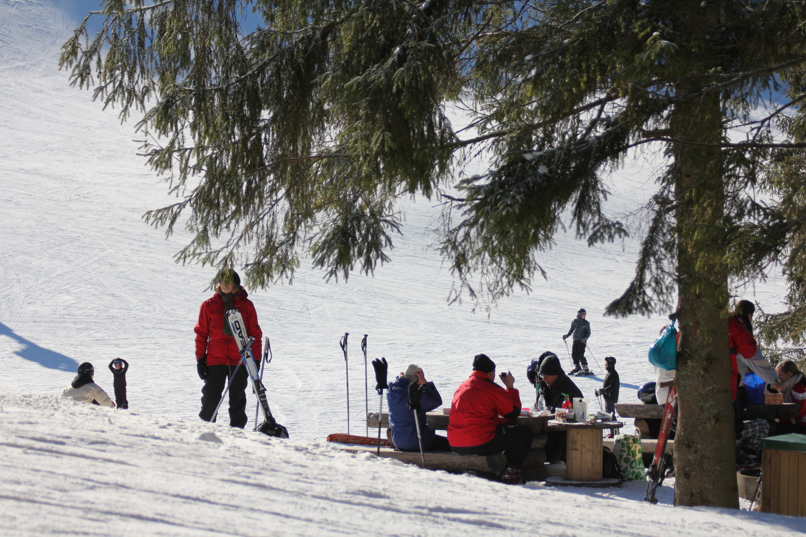 Skidåkare som kopplar av med grillning och dryck vid en av grillplatserna på Isaberg