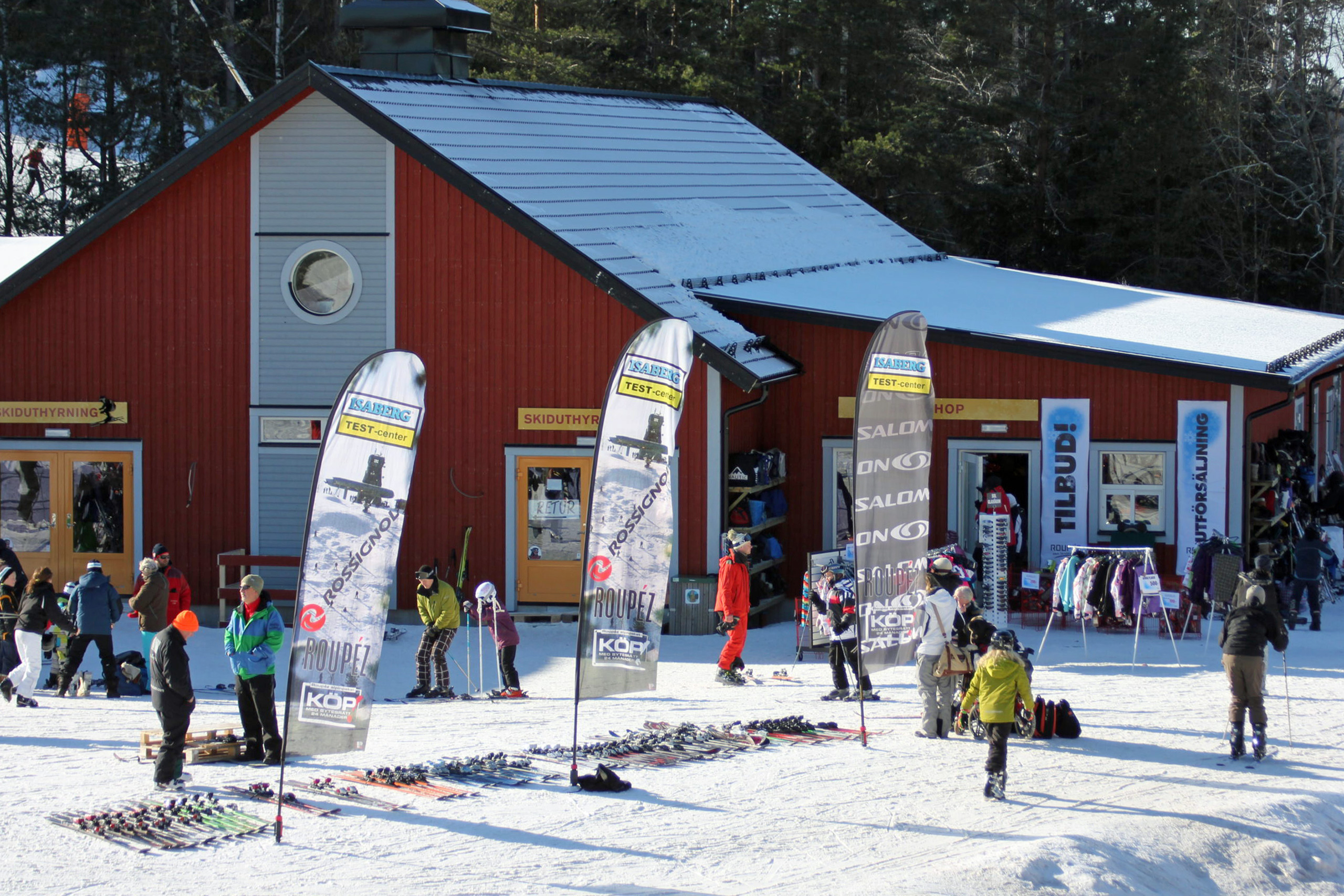 Skidor för teståkning från Roupes skidshop på Isaberg nära Hestraviken hotell och spa i Småland