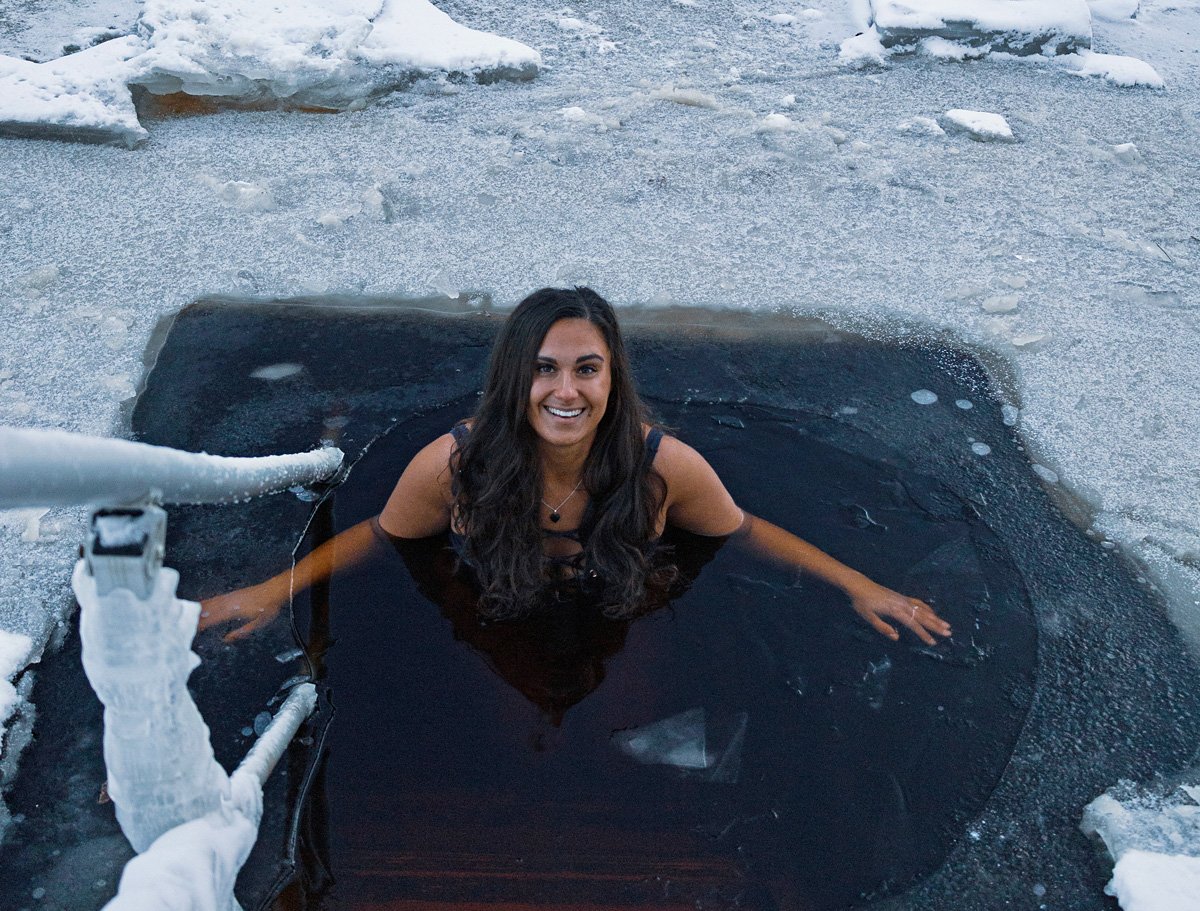 Tjej som njuter av vinterbad i Nissan hestraviken
