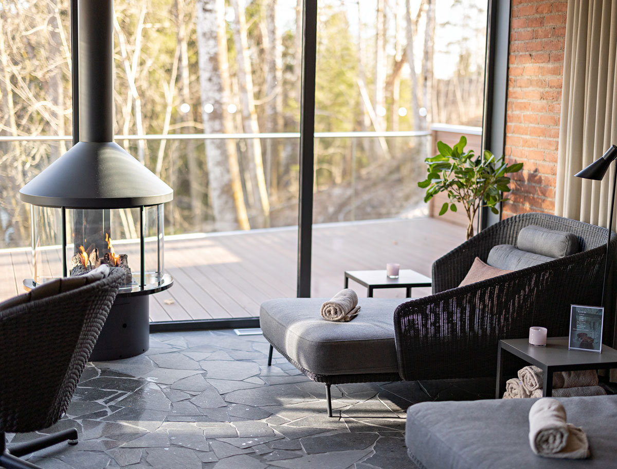 Eldrelaxen på Hestraviken med vilsängar och brinnande brasa, en perfekt plats för avkoppling i en lugn och naturskön miljö."