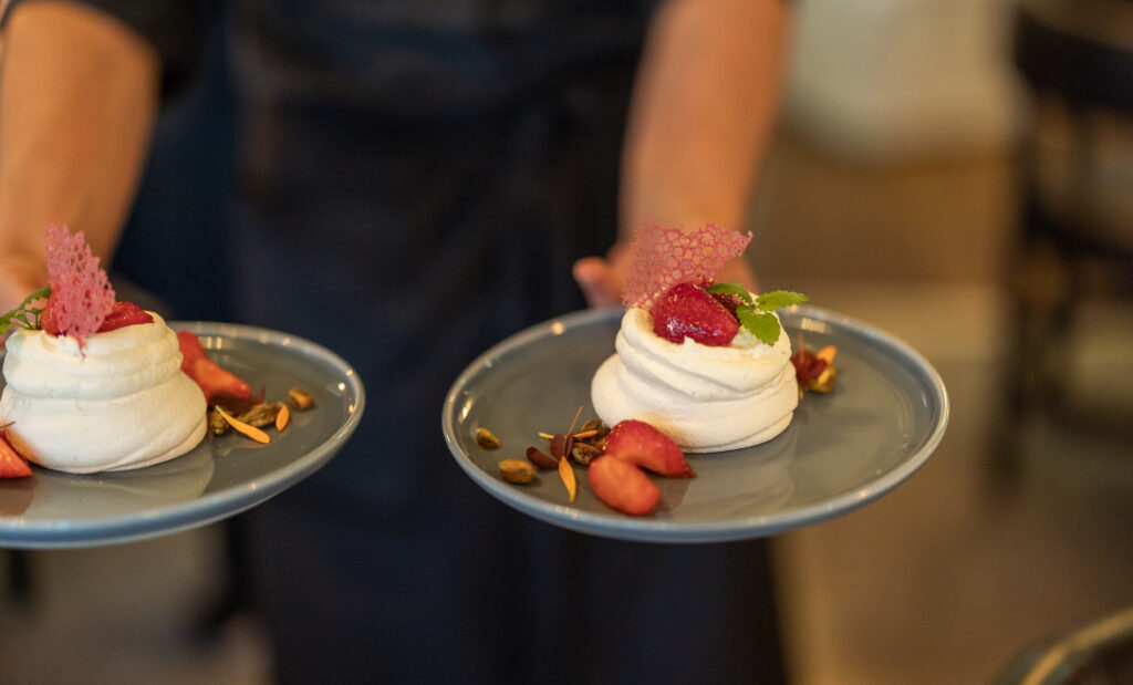 Pavlova med limejordgubbar, vaniljyoghurtgrädde, jordgubbscurd och saltrostade pistagenötter serveras på Hestravikens restaurang.
