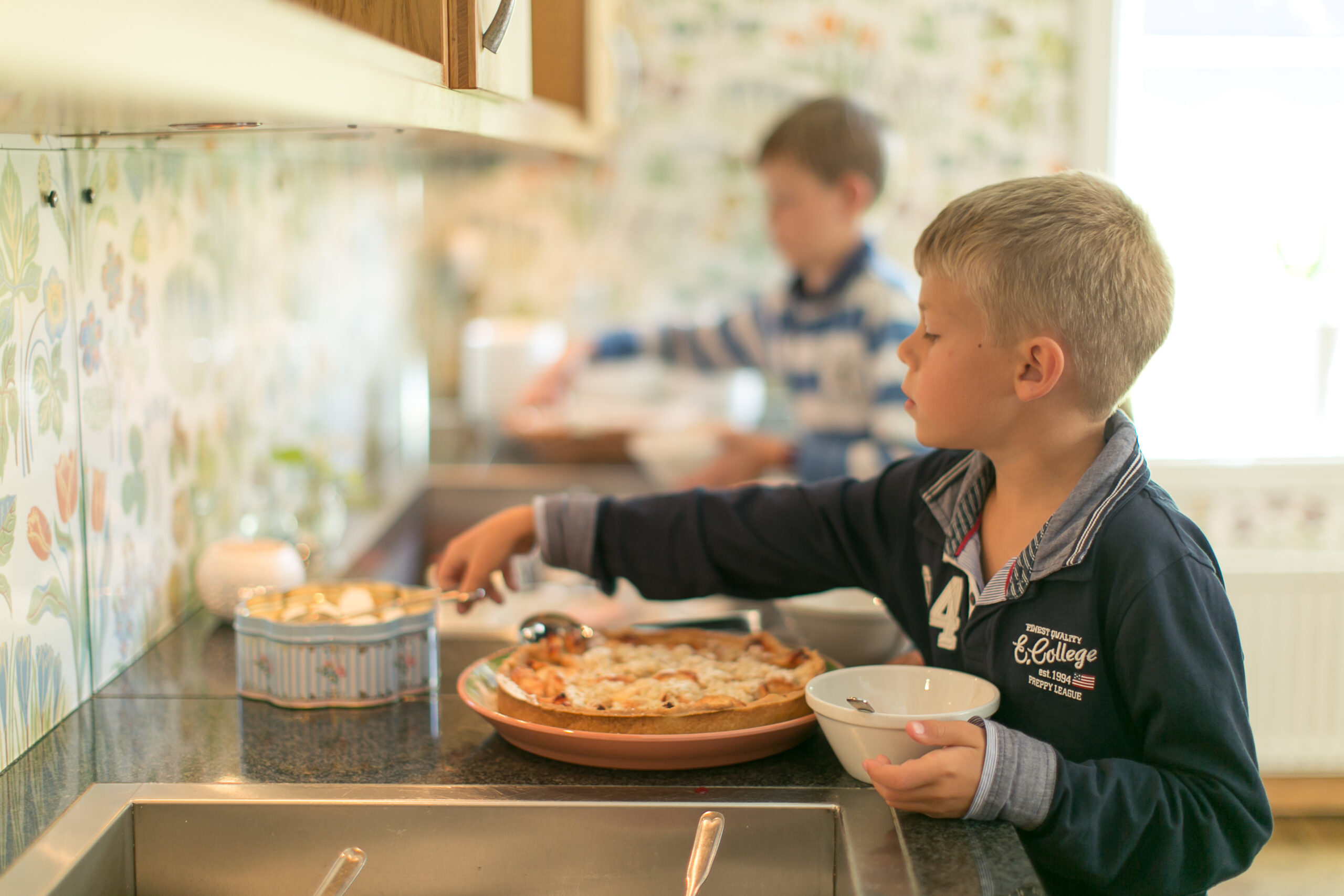 Två barn på Hestraviken hotell vid Isaberg, som njuter av barnbuffén – en familjevänlig måltid med både läckra och hälsosamma alternativ.