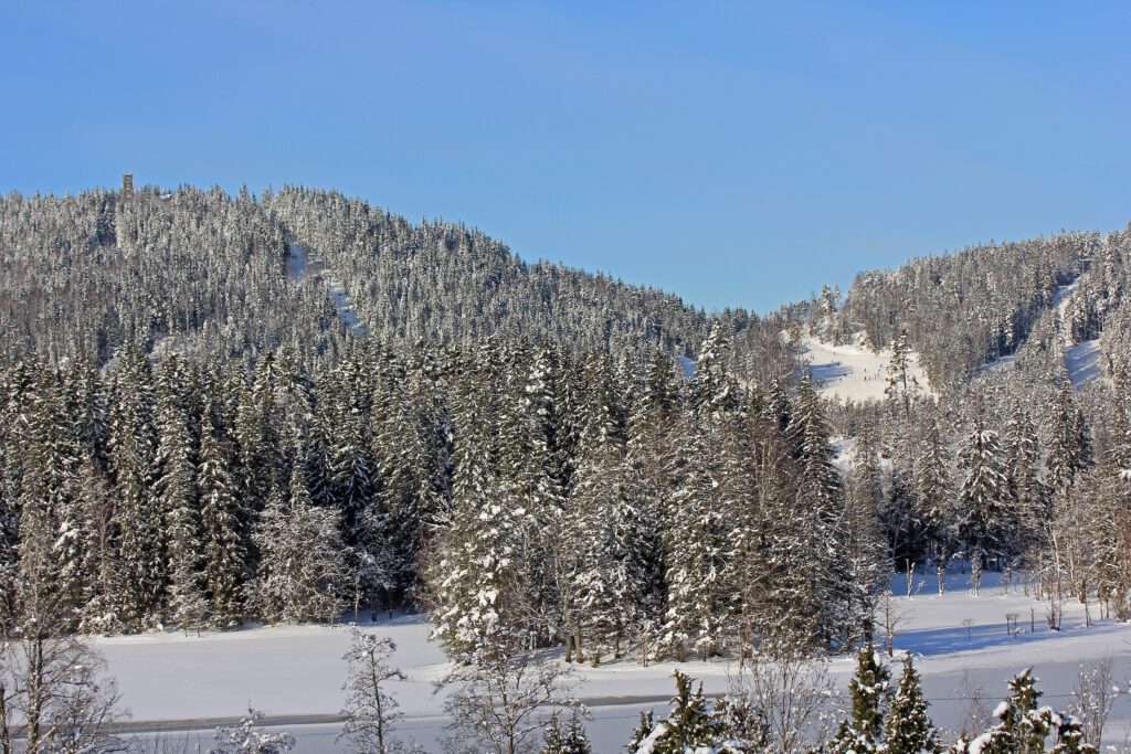Vinter på Isaberg med den frusna Algustorpa sjön vid Hestraviken i förgrunden