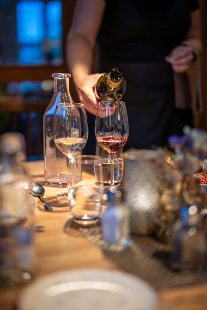 Bistromeny på Hestraviken hotell i Småland. Vin serveras i glas.