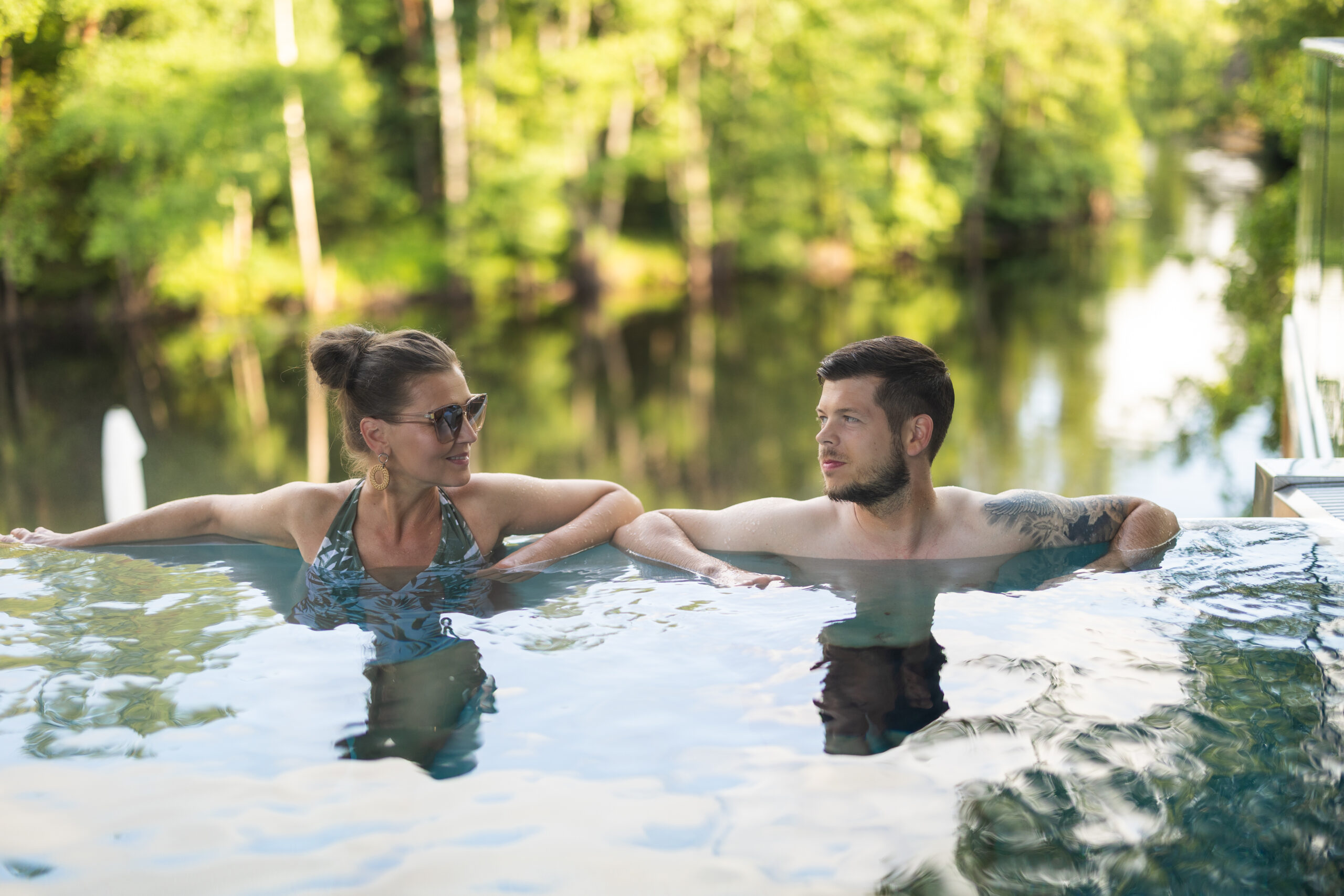 Mamma och son i infinitypoolen på Riverside Spa på Hestraviken, njuter av en lugn och avkopplande morsdagsupplevelse.