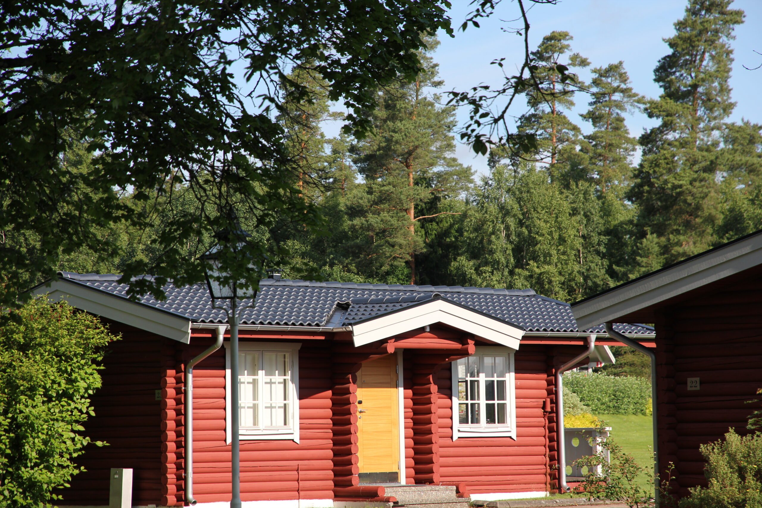Exteriör av fristående stuga på Hestraviken hotell i Småland.