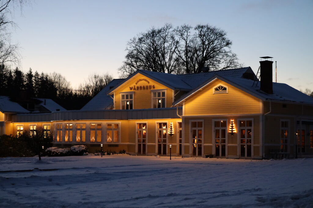 Julbodskväll i Restaurangvillan. Julbord på Hestraviken hotell i Småland, med klassiska smaker och hållbara, ekologiska och närproducerade rätter.