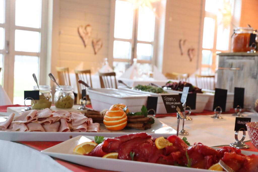Julbord på Hestraviken hotell och spa vid Isaberg, med lax och julskinka uppdukat som en del av en traditionell och festlig julmåltid.