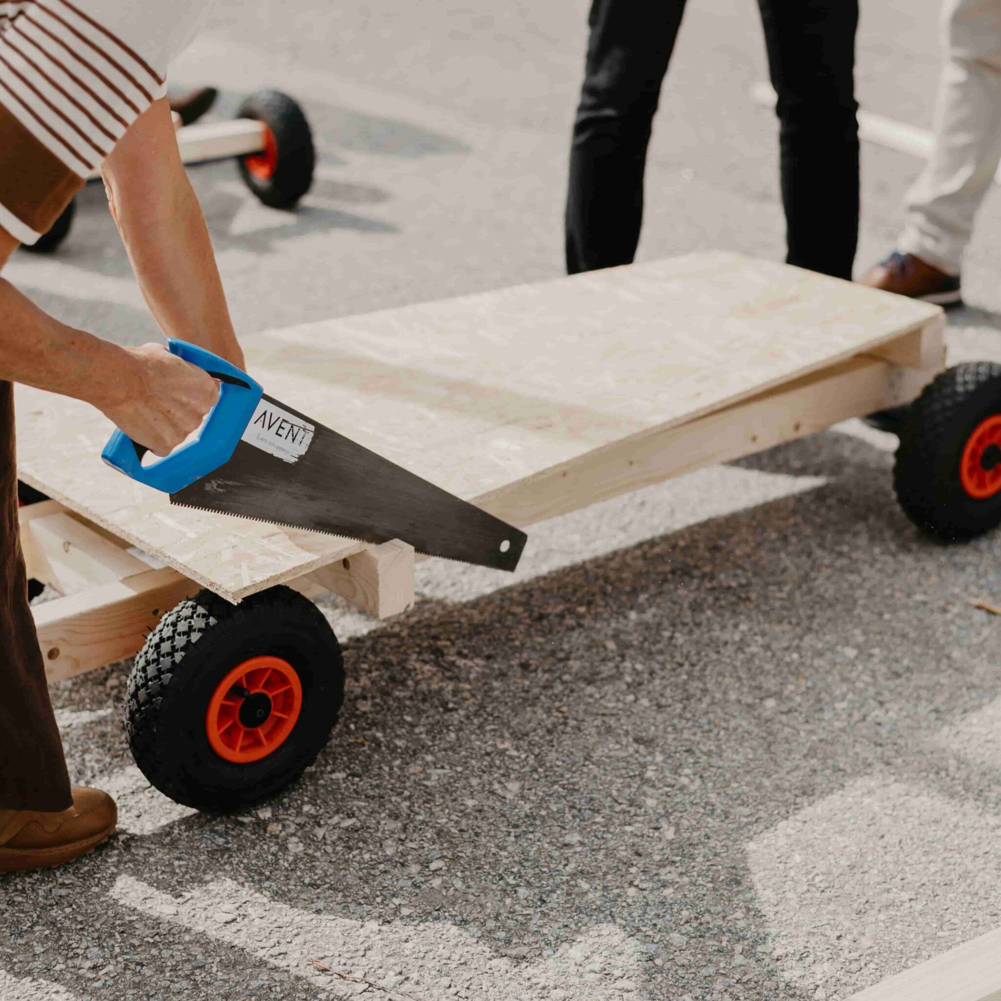Bygge av lådbil i en teamstärkande konferens aktivitet som genomför på Hestraviken