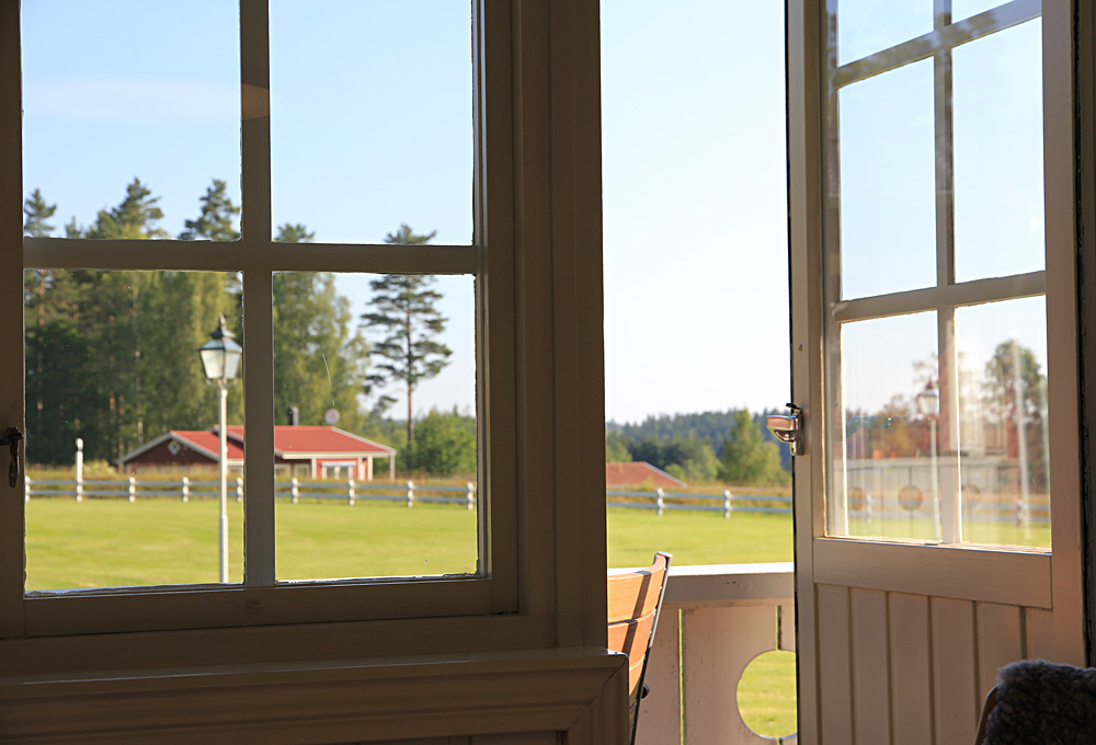 Utsikt från altandörren i en av småstugorna på Hestraviken hotell och spa vid Isaberg i Småland