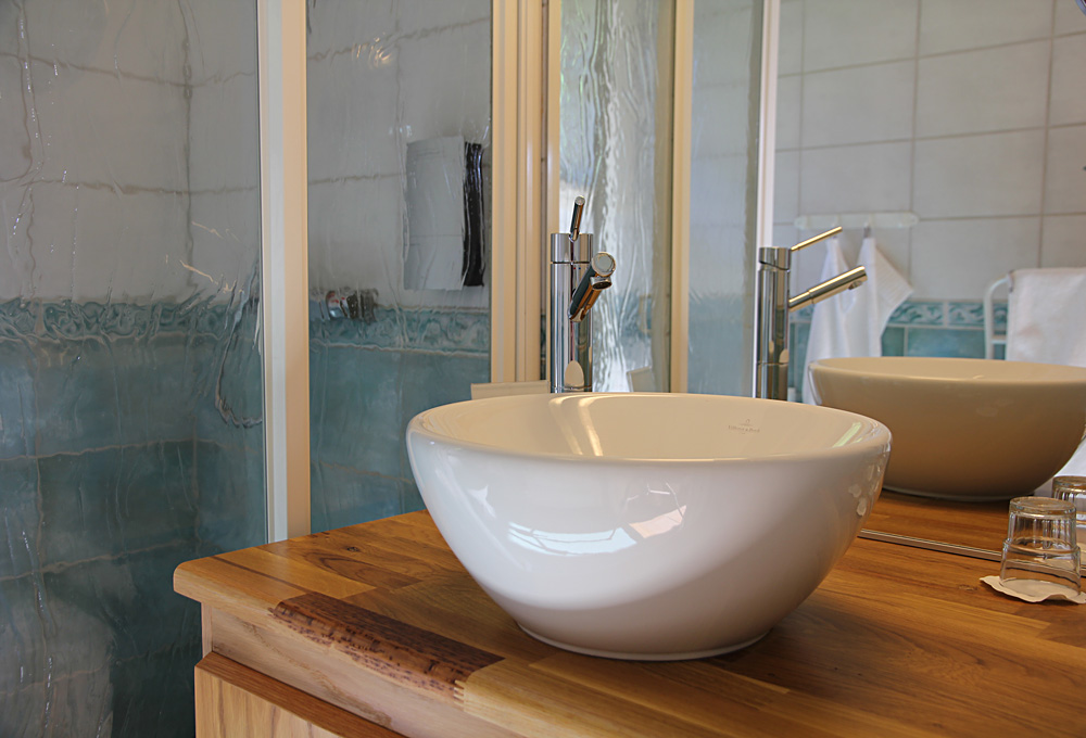 Handfat på toaletten i en småstuga på Hestraviken Hotell och spa vid Isaberg i Småland