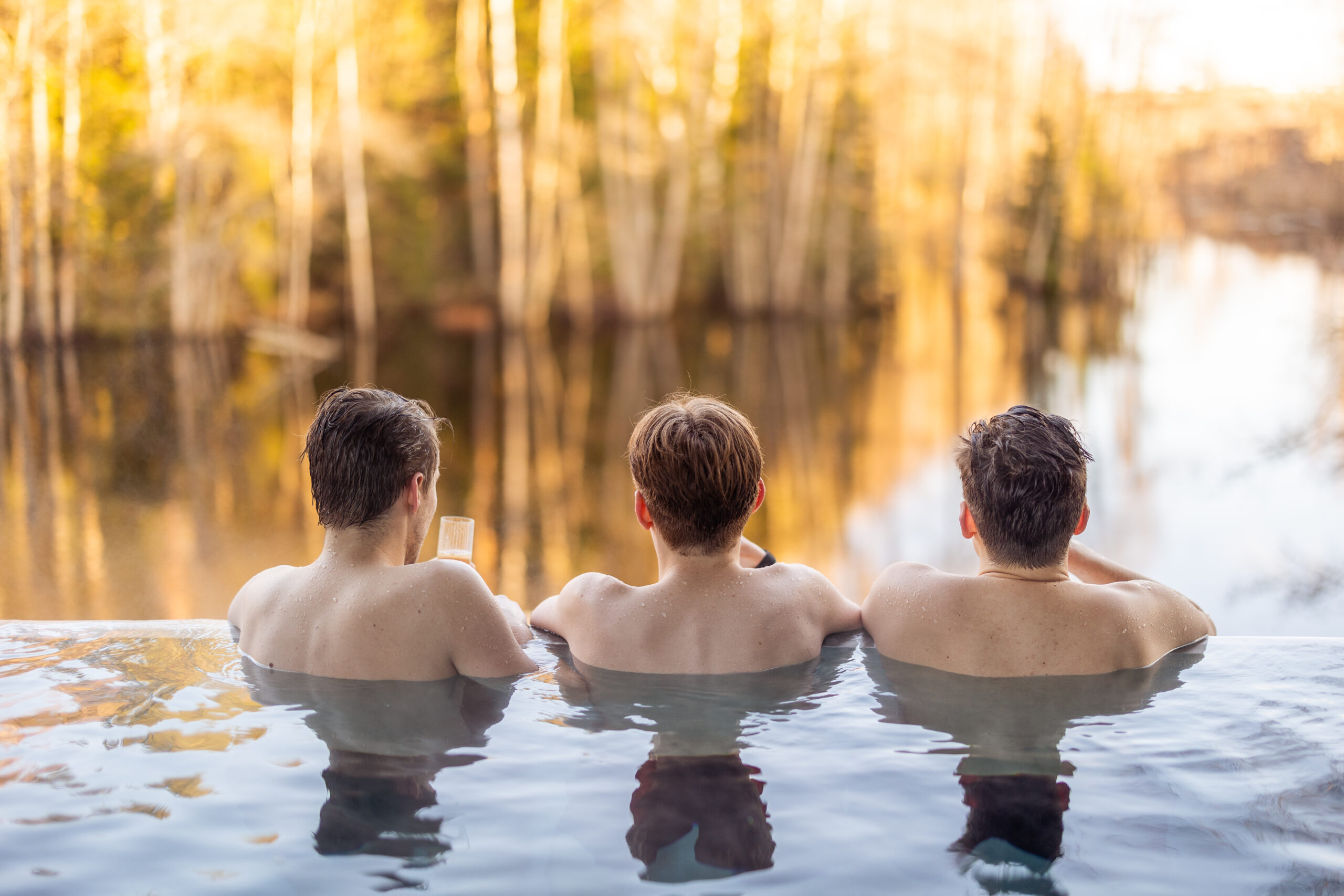 Skålande grabbar som firar påsk i infinitypoolen Riverside spa på Hestraviken hotell i Småland