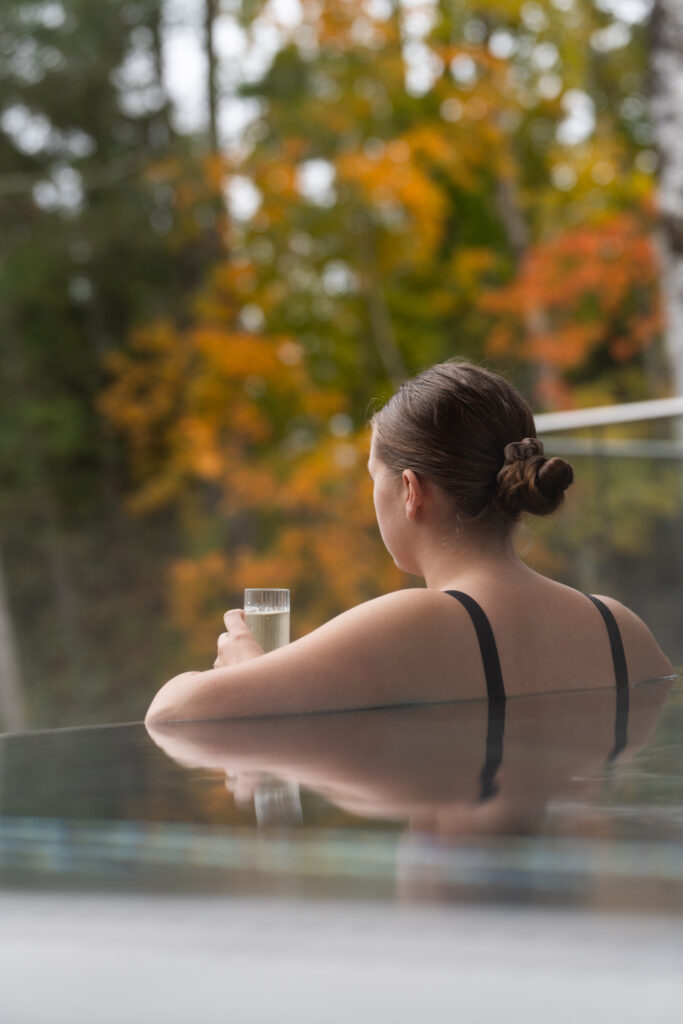 Magiska höstbad i varma pooler på Hestravikens Riverside Spa. Spapaket och dagspa