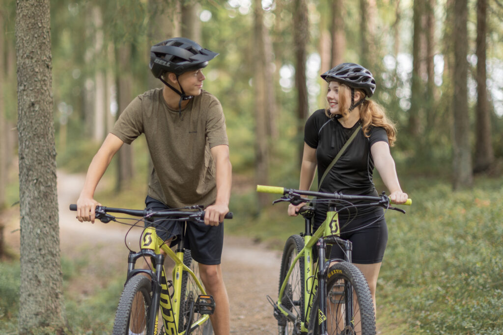 Tjej och kille med moutainbike på leden Pinklady från Hestraviken till Isaberg