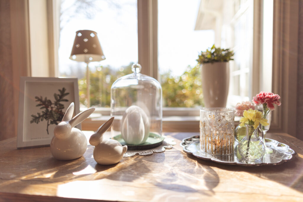 Bordsdekoration med kaniner. Påsklunch på Hestraviken hotell i Småland, med traditionella rätter och en festlig miljö.