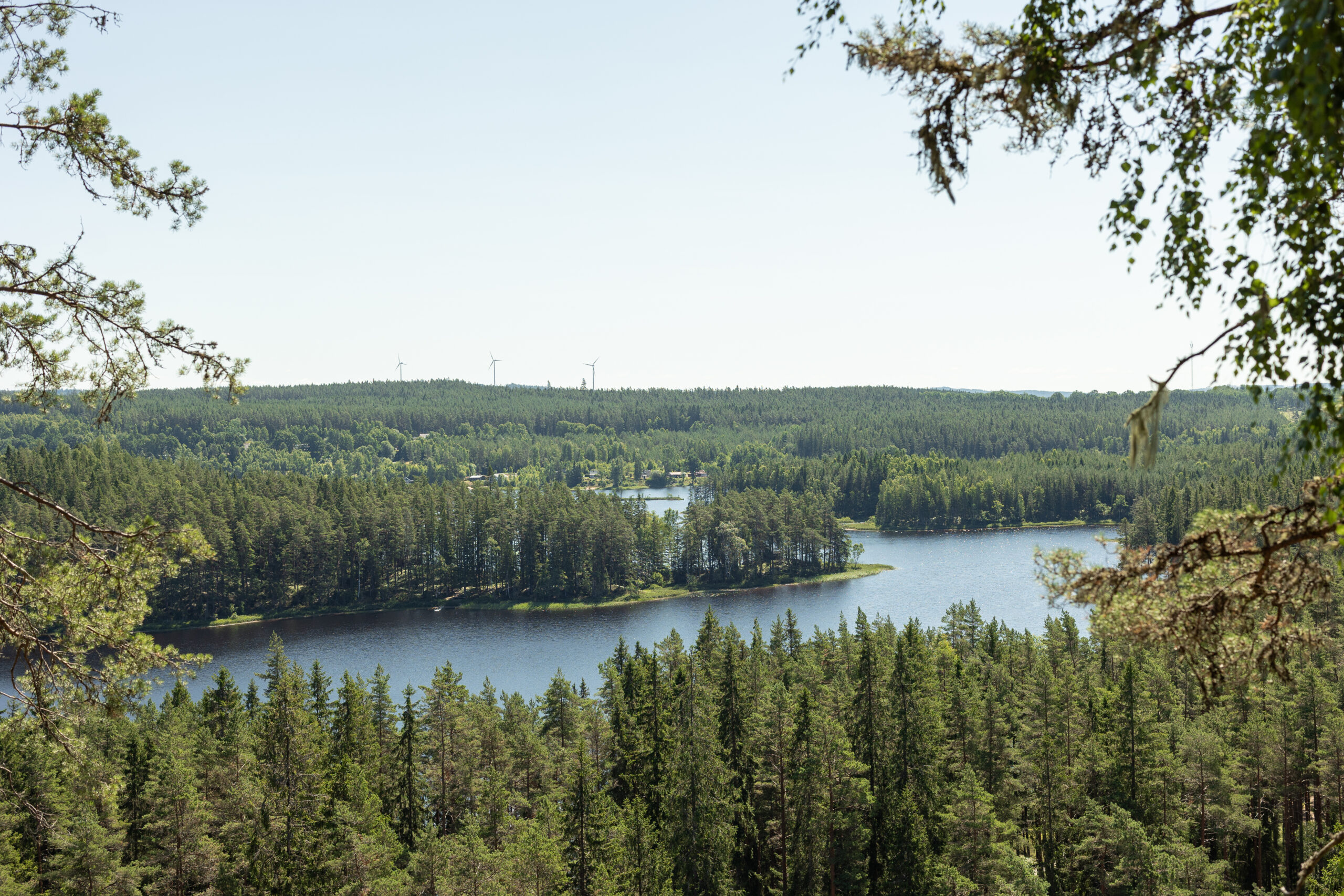Panoramautsikt över skogar och sjöar från toppen av Isaberg längs Jättestigen nära Hestraviken.