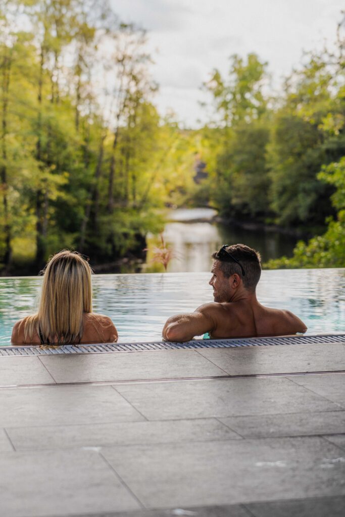 Dagspa med ett par som tittar ut över Nissan i infinity poolen