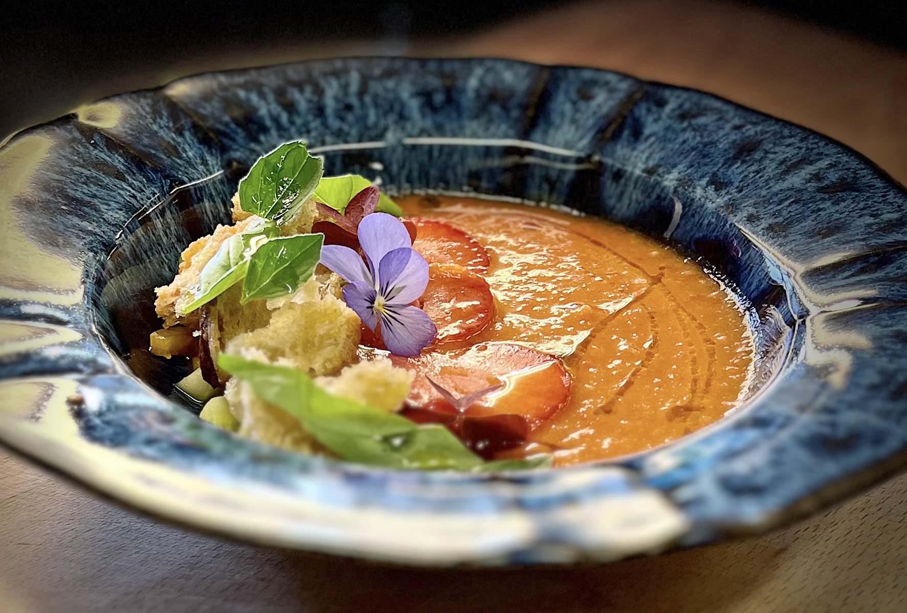 Kall tomatsoppa på färska tomater serverad som förrätt i restaurangen på Hestraviken Hotell & Spa i Småland.