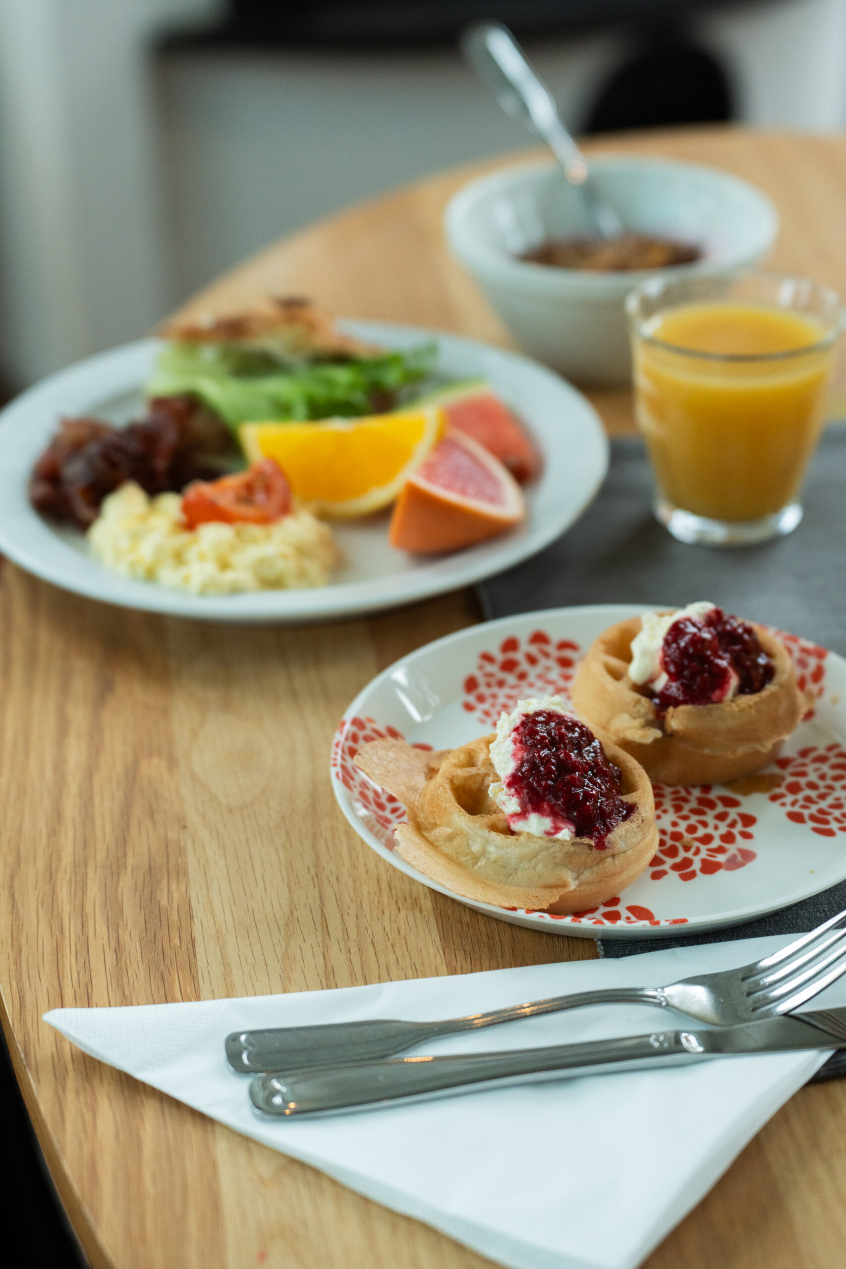 Generös lantfrukost på Hestraviken med äggröra, våfflor, frukt och juice